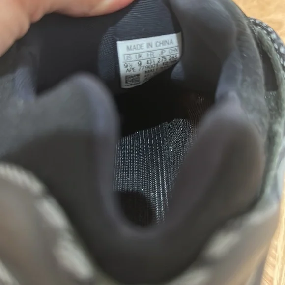AUTHENTIC MENS YEEZYS BLACK SNEAKERS SIZE 9.5 - Picture 6 of 6